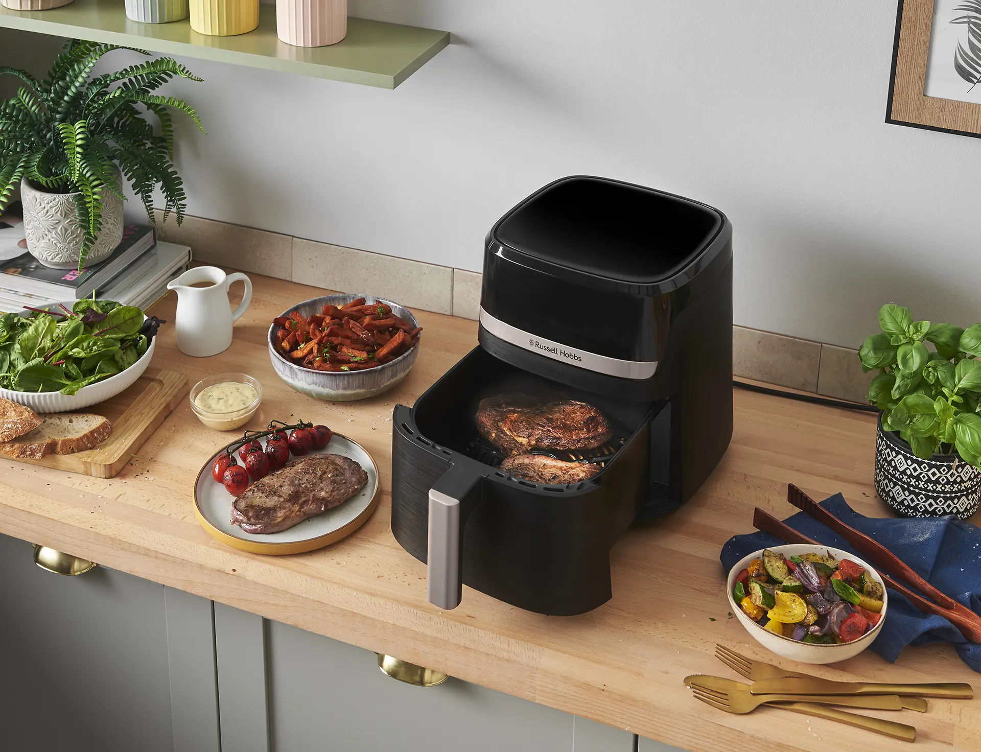 Mały airfryer Russell Hobbs, pokazujący co można zrobić w małej frytkownicy beztłuszczowej