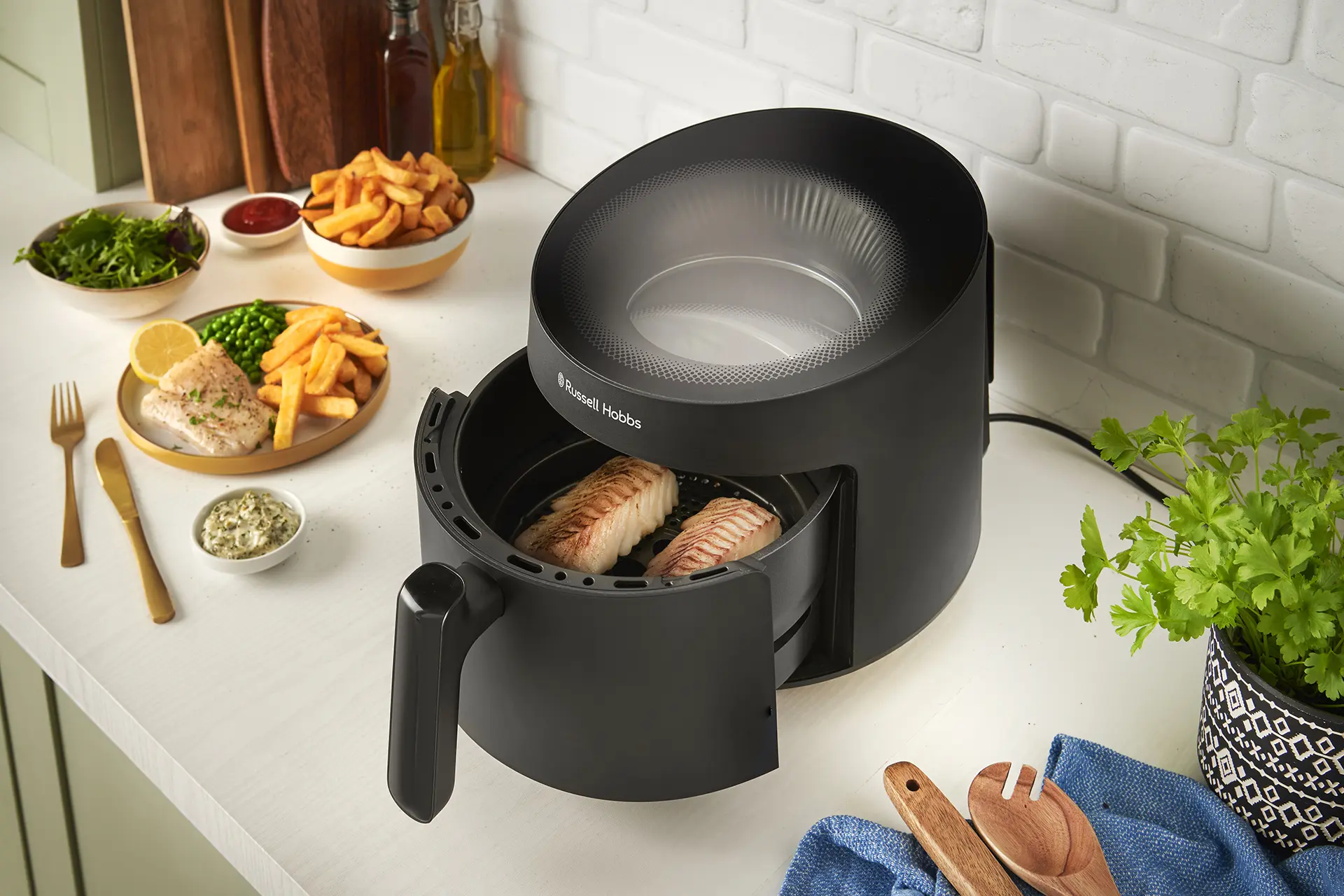 Mały airfryer dla 1-2 osób, z jedzeniem, stojący na blacie