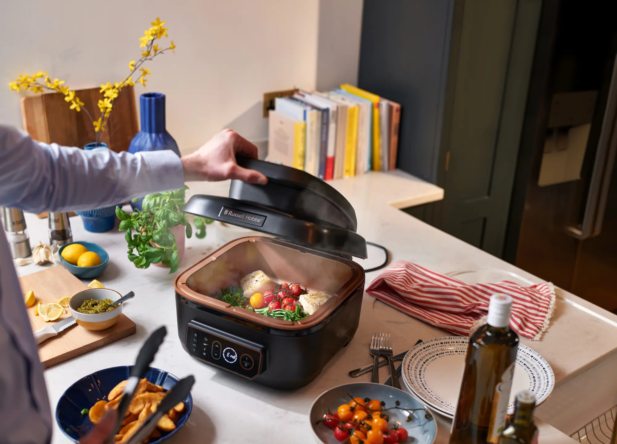 Mały airfryer multicooker z jedzeniem dla 2 osób