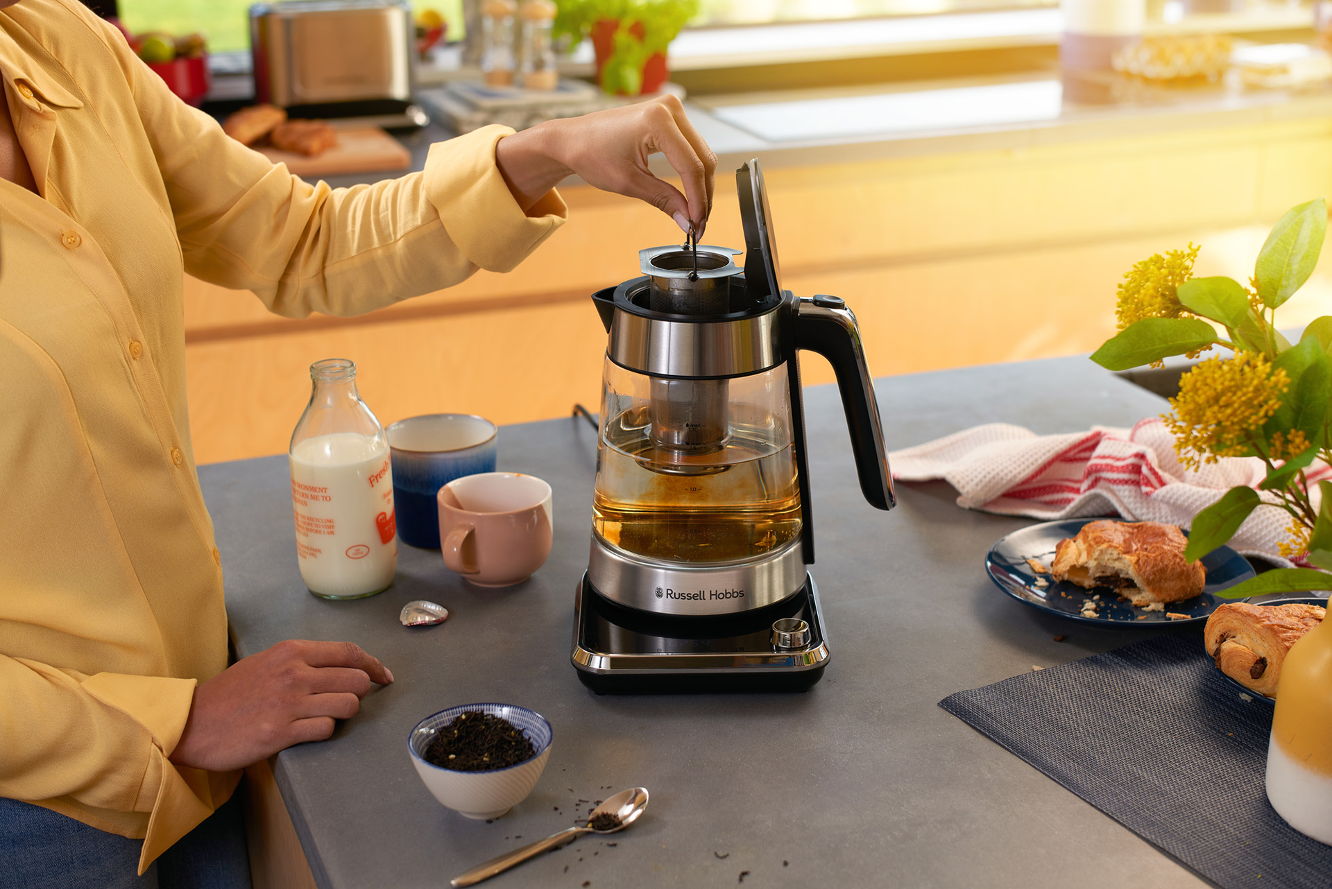 Ciesz się pyszną herbatą z czajnikiem Russell Hobbs